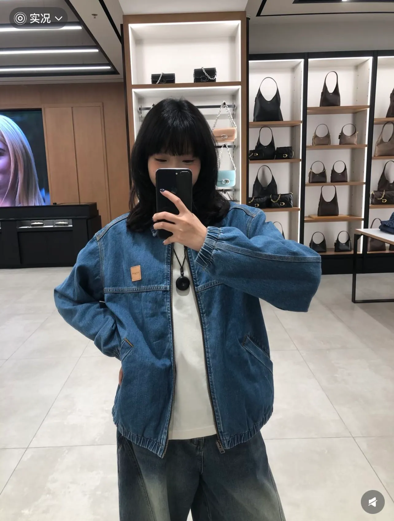 Model pictures provided New arrival in early spring! COH men's American Retro workwear Detroit washed distressed denim lapel cotton splicing zipper jacket, very Retro Blue denim, denim will never go out of style. The upper body of various experts shows how handsome he is. This style is very casual yet a bit gentlemanly. It is not so ostentatious, but the upper body makes the whole person look tall and elegant. All you need to do is wear this jacket. You don’t have to think about the overall matching, it’s casual and fashionable to wear casually. This can be worn by both men and women, and the fit is very correct. Shipped by a trading company and produced on a large assembly line, the quality is absolutely superb. The overall wiring is smooth and neat, and the inner lining is made of pure cotton, which is breathable and comfortable and has excellent skin fit. It's definitely the quality that goes in and out of the mall. The whole set of hardware is made by Koujia with logo letters. The texture of ancient silver matches the whole dress very well. The Genuine Leather leather label on the front chest is beautifully embellished. Really high quality. The shopkeeper’s own money. 🤗🤗🤗 Color: Washed Retro denim blue Size: M-XXL (equivalent to M-XXL) Fabric: Denim (Composition: Cotton) M size: Length 68CM Bust 118CM Shoulder width 53CM Sleeve length 62CM (Reference height 165-170CM Weight 110-130 catties) L size: Length: 70CM Bust 122CM Shoulder width 54CM, sleeve length 63CM (reference height 170-175CM, weight 130-150 catties) XL code: length: 72cm, bust: 126cm shoulder width: 55cm, sleeve length: 64cm (reference height 175-180CM, weight 145-165 catties) XXL code: length: 74cm, bust: 130cm, shoulder width: 56cm Sleeve length: 65cm (reference height 180-185CM, weight 165-185 catties)